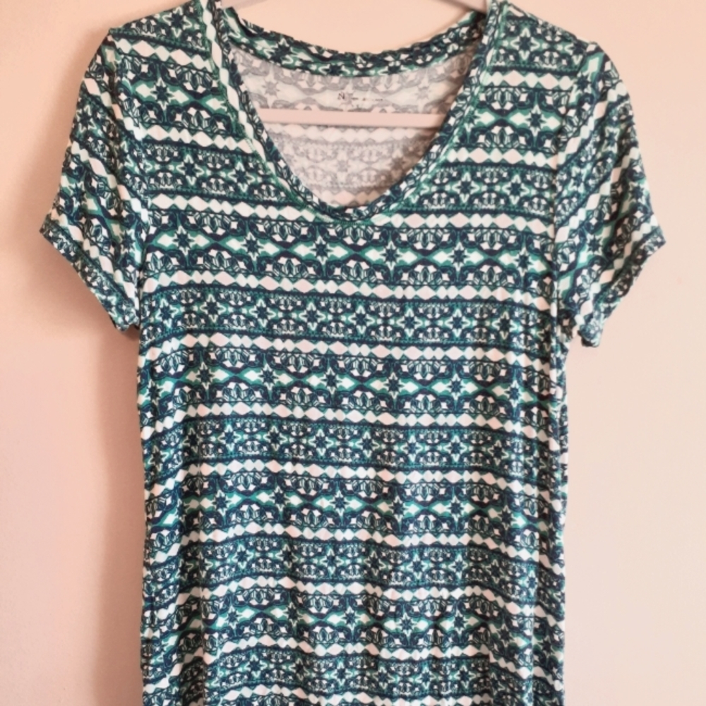 New Directions size SM green geometric pattern tee shirt